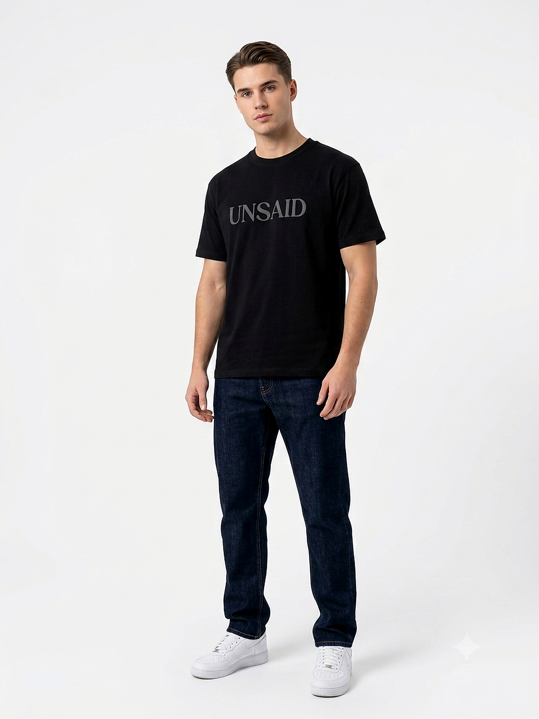 The Quiet Luxury Tee gedragen door model
