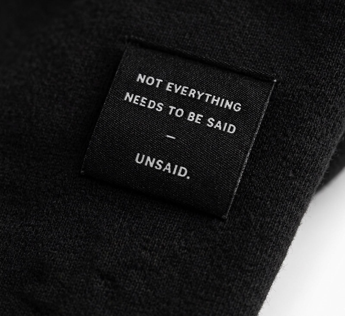 Detail van het geweven UNSAID-label