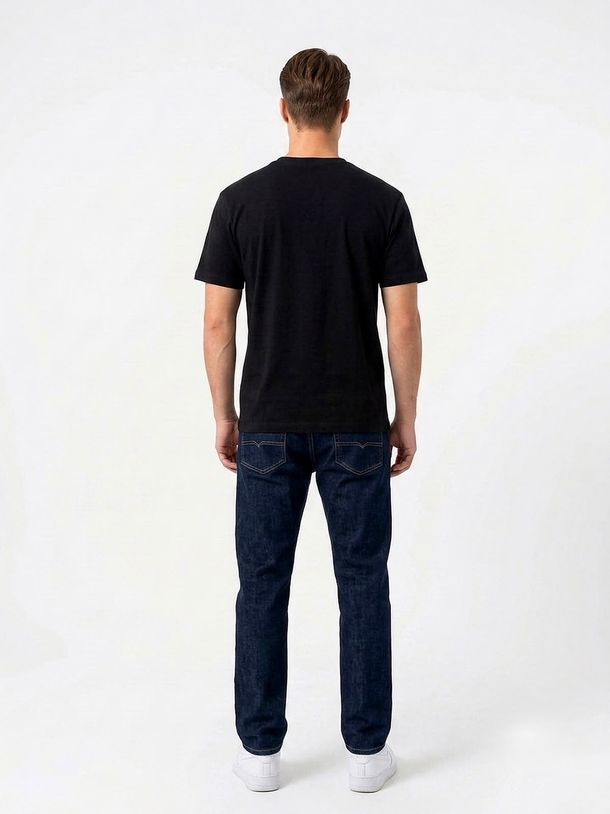 Achterkant van het zwarte UNSAID T-shirt gedragen door een model